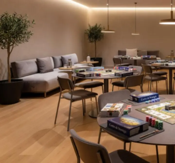 Installation d'une salle d'événement moderne avec plusieurs tables de jeux à Paris