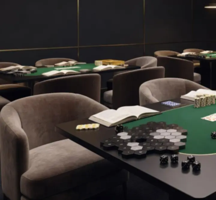 Espace événementiel privatisé avec tables de jeux